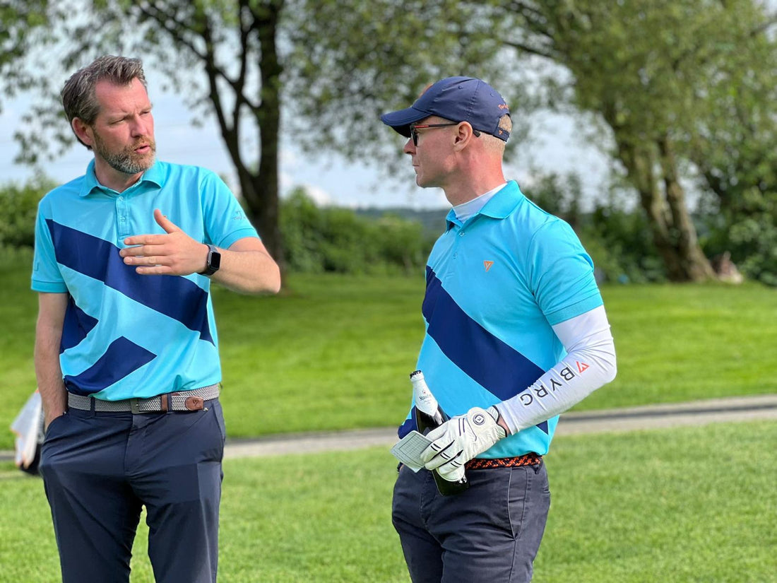 Teilnehmer am Golfturnier im Dialog